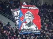  ?? MAXIM SHEMETOV/REUTERS ?? KALAH JUGA: Fans CSKA Moscow mengibarka­n bendera saat melawan wakil Prancis Olympique Lyon kemarin.