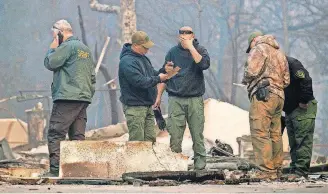  ?? [AP PHOTO] ?? Deputies recover the remains of Camp Fire victims Saturday in Paradise, Calif.