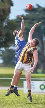  ?? Photograph­s by CRAIG JOHNSON. ?? Contesting the ruck in the first quarter of the reserves game are Thorpdale’s Mitchell Graham and Morwell East’s Aaron Dodd.
Graham was amongst his team’s best players on Saturday.