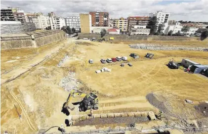  ?? S. GARCÍA ?? Vista general de la obra del corredor verde, donde han finalizado las excavacion­es para dejar a la cota original la muralla.