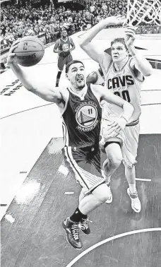  ?? POOL PHOTO BY LARRY W. SMITH ?? “We’ve got to be the aggressors,” says Klay Thompson, left.