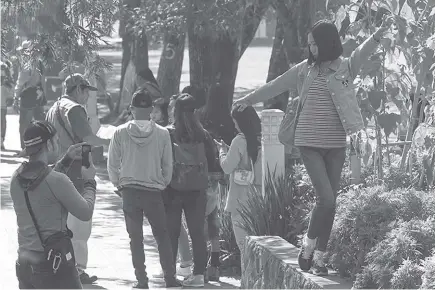  ?? Photo by Jean Nicole Cortes ?? NO MORE PDA. A couple takes time to enjoy the scenery at Burnham Park. The City Council recently approved on first reading banning public display of affection within the premises of children’s park at Burnham.