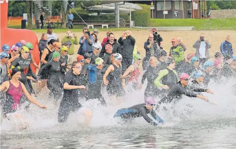  ?? RP-FOTO (ARCHIV): G. EVERS ?? Am Wisseler See geht es am Sonntag beim Triathlon in die Fluten.