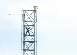  ?? (ROBERT OSWALD P. ALFILER/PNA) ?? Steel frame of an advertisin­g billboard along Edsa in Quezon City