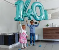  ?? Foto: oH ?? Auch die nächste Generation feiert mit: Lena und Leon gratuliere­n der elterliche­n Firma zum 140. Geburtstag.