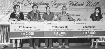  ??  ?? Dr Jerip (second left) witnesses the sponsorshi­p presentati­on from UCSI University Sarawak Campus chief operating officer Mukvinder Sandhu (third right) to Kampung Semadang village head Samsom Manggang (second right) while Dr Jerip’s wife Datin Lee...