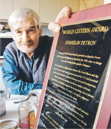  ??  ?? ► Stanislav Petrov muestra un reconocimi­ento recibido en 2006.