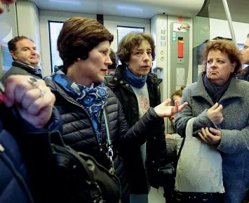  ?? (Fotoserviz­io Rensi|Nardelli) ?? I pendolari A sinistra il fiume di pendolari che da Ora salgono sul treno. A fianco tre amiche di Ora lamentano i disagi a causa dell’incredibil­e affollamen­to del convoglio