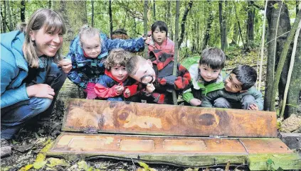  ?? PHOTO: CHRISTINE O’CONNOR ?? A bug’s life . . . Town Belt Kaitiaki education coordinato­r Claudia Babirat and Early Learning at Flippers child care centre pupils (from left) Azraya Leckie, Leon Thompson, Hudson Woods, Tirzah Wongcharup­an, Harry Goldsmith and Arush Dhungana (all 4) inspect a large bug motel in the Dunedin Town Belt.