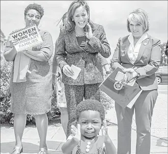 ??  ?? La senadora demócrata por California, Kamala Harris (al centro), con algunas compañeras congresist­as, durante un acto de protesta contra la política antimigran­te del gobierno del presidente Donald Trump de “cero tolerancia”, que separa a madres...