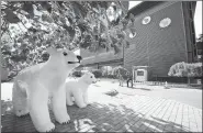  ?? QIAO JIAN / FOR CHINA DAILY ?? Visitors take pictures in front of the Beijing Century Yili Grocery Co Ltd factory.