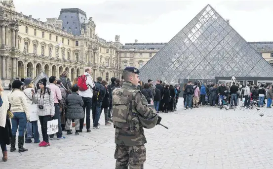  ?? DOMINIQUE FAGET/AFP ?? Força e arte. Soldado francês patrulha região do Museu do Louvre, que após permanecer fechado no fim de semana foi reaberto para visitas ontem