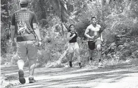  ?? KIM HAIRSTON/BALTIMORE SUN ?? Sabrina Ochoa, of Columbia, and Caleb Barber, of Hanover, run in Patapsco Valley State Park on a recent Thursday.