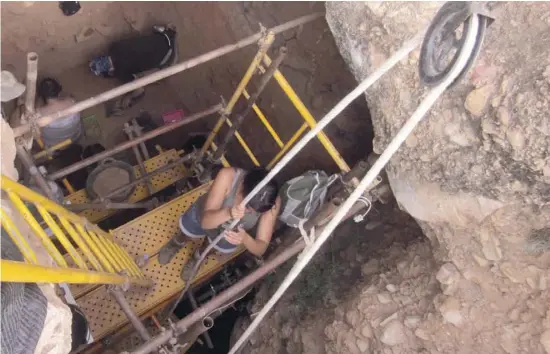  ?? Foto: Carm ?? Inzwischen haben sich die Archäologe­n fünf Meter tief in den Schacht der Sima de las Palomas gegraben.