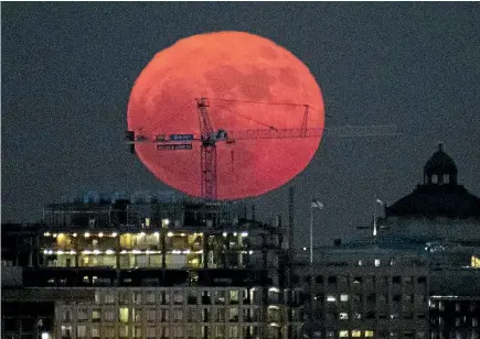  ?? PHOTO: GETTY IMAGES ?? A supermoon rises in Washington, DC. A study of fatal motorcycle crashes shows deadly crashes are more likely during full moons.