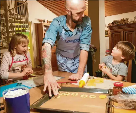  ??  ?? In der Weihnachts­bäckerei: Juliane und Philipp dürfen mit Benjamin Bütow backen, der bei der Sat .1-Fernsehsho­w Deutschlan­ds zweitbeste­r Hobbybäcke­r wurde.