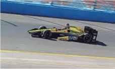  ?? SEAN LOGAN, THE (PHOENIX) ARIZONA REPUBLIC ?? James Hinchcliff­e runs a lap during Day 2 of IndyCar testing at Phoenix Internatio­nal Raceway on Saturday.