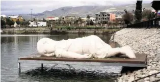  ?? AFP ?? Am Strand von Bodrum wurde eine Statue in Gedenken an den ertrunkene­n Aylan errichtet.