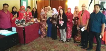  ??  ?? Rosey (front row, eighth from right) with the exco members of Dewanita Miri branch and others visit the products exhibition.