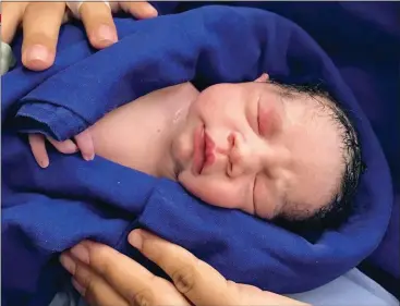  ??  ?? SALUD PERFECTA. La beba brasileña que nació en diciembre del 2017 luego de que su madre recibiera un trasplante de útero de donante cadavérica. Pesó 2.550 gramos.