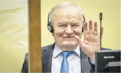  ?? Jerry Lampen / AFP ?? Ratko Mladic sonríe antes del veredicto final de la apelación contra su condena por genocidio, ayer en La Haya.