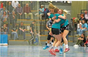  ?? FOTO: SCHLICHTER ?? Ihrer Freude freien Lauf ließen die Spielerinn­en des HSV Püttlingen, die nach ihrem Hattrick übers Parkett hüpften. Der Handball-Oberligist sicherte sich zum dritten Mal in Folge den Saarlandpo­kal.