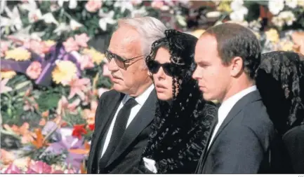  ?? EFE ?? Carolina, desolada, en el funeral de Stéfano Casiraghi, quien murió en un accidente en 1990. A su lado, Rainiero y Alberto.