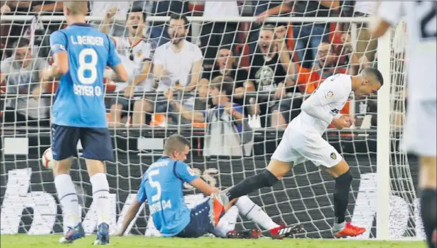  ??  ?? GOLEADOR. Rodrigo Moreno marcó de esta forma el segundo gol del Valencia, tras recoger un pase de Santi Mina.