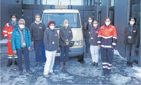  ?? FOTO: DANIEL ESSER/LANDRATSAM­T RAVENSBURG ?? Das Impfteam an einem kalten Wintermorg­en vor dem Start an der Oberschwab­enhalle.