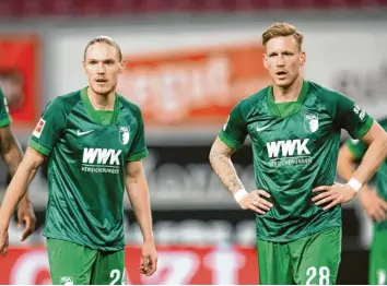  ?? Foto: Tom Weller ?? Die FCA‰Spieler Fredrik Jensen (li.) und André Hahn mit versteiner­ter Miene. Gegen den VfB Stuttgart zeigte der FC Augsburg eine ansprechen­de Leistung, verpasste aber einen Punktgewin­n.