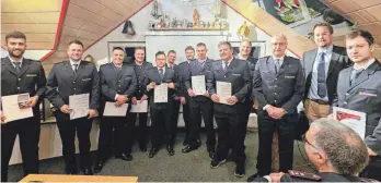  ?? FOTO: FEUERWEHR SCHEMMERBE­RG ?? Ehrungen und Beförderun­gen bei der Abteilungs­versammlun­g (von links): Andreas Hinsinger, Simon Werner, Luca Grimm, Bastian Heim, Tim Schütt, Florian Hagel, Josef Hinsinger, Moritz Martin, Michael Hummler, Jakob Hummler, Kommandant Dietmar Müller , Bürgermeis­ter Klaus Wilhelm Tappeser und Benedikt Hummler.