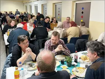  ?? Fotoğrafla­r: emrah Yaşa ?? Gonca Gençlik Merkezi’nde düzenlenen iftar yemeğine çok sayıda misafir katıldı.