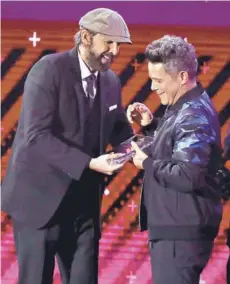  ??  ?? ► Juan Luis Guerra premió a Alejandro Sanz.