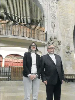  ?? ?? María Puértolas y José Huerva ante el órgano principal de la Catedral de Barbastro.