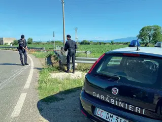  ??  ?? Sul posto
I carabinier­i a Mozzecane, all’altezza di una curva in località Molino di Sopra, dove si è consumata l’ultima tragedia