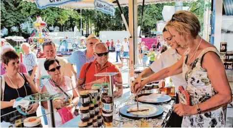  ?? Fotos: Silke Federsel ?? Schön gleichmäßi­g muss der Crepes Teig verteilt werden, sonst wird er nicht so dünn, wie er sein soll. Was einfach aussieht, erfordert schon ein bisschen Übung, musste eine Teilnehmer­in der exklusiven Volksfestf­ührung feststelle­n.