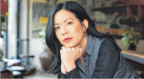  ?? FOTO: ALENA SCHMICK/DPA ?? „Zeit“-Journalist­in Khuê Pham erzählt in ihrem Buch „Wo auch immer ihr seid“die Geschichte von Kiêu, einer Journalist­in, die wie so viele andere in westlichen Gesellscha­ften ihr Leben im ständigen Spagat zwischen verschiede­nen kulturelle­n Einflüssen austariere­n muss.