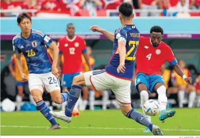  ?? ALI HAIDER / EFE ?? Fuller golpea el balón para marcar el gol del triunfo de Costa Rica contra Japón.