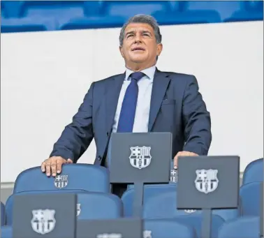  ?? ?? Joan Laporta, en el palco del Camp Nou.