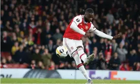  ??  ?? Nicolas Pépé scores the Arsenal winner from a free-kick against Vitória Guimarães, having levelled just minutes earlier. Photograph: Matthew Impey/Shuttersto­ck