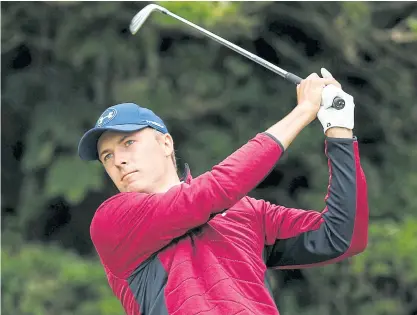  ??  ?? Jordan Spieth hits his tee shot on the fifth hole.