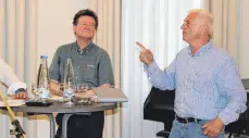  ?? FOTO: GABRIELE LOGES ?? Schriftste­ller Arnold Stadler (rechts neben Kreisarchi­var Edwin Weber) sagt in einem engagierte­n Diskussion­sbeitrag: „Die Heimatlosi­gkeit, der Verlust der Heimat, ist das Problem.“
