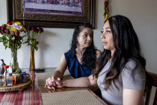  ?? Carl Glenn Payne II for Chalkbeat ?? Rosa Beltran, left, sits with daughter Marisa. Rosa said schools have offered her children more encouragem­ent and support than what she received as a student years ago.