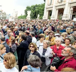  ?? (foto Lapresse, Ansa, Imagoecono­mica) ?? I cortei A sinistra la protesta dei cittadini contro l’amministra­zione della sindaca Raggi, in piazza del Campidogli­o. In alto a destra un momento della manifestaz­ione dell’anpi per ricordare la morte di Desirée Mariottini, a San Lorenzo, in piazza dell’immacolata, sempre a Roma. Sotto il sit-in capitolino di Forza Nuova a Porta Maggiore