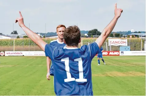  ?? Foto: Ernst Mayer ?? Der Jettinger Johannes Fischer (Nummer 11) bejubelt seinen Treffer zum 1:0 gegen den FC Günzburg.