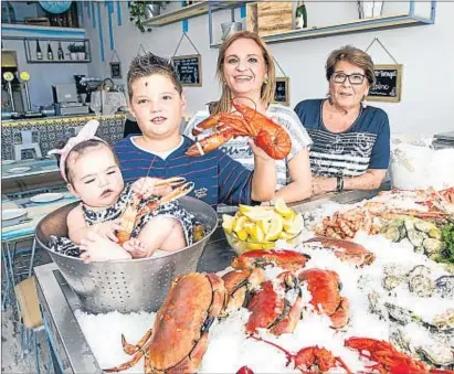  ?? LLIBERT TEIXIDO ?? Rosa junto a su hija Mónica y sus dos nietos; tres generacion­es del restaurant­e