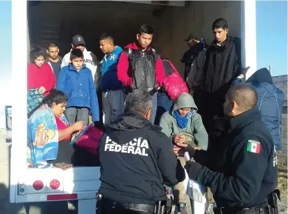  ?? ESPECIAL ?? Un vehículo pesado transporta­ba a 29 migrantes: 11 hombres, 6 mujeres y 12 menores de edad.