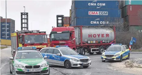  ?? FOTOS: THOMAS HECKMANN ?? Unter höchsten Sicherheit­svorkehrun­gen wurde der Gefahrgutt­ransporter am Freitagmit­tag nach Günzburg eskortiert.