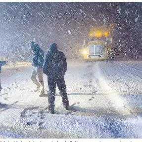  ?? ?? Autoridade­s de los tres niveles de Gobierno rescataron anoche a dos familias y las trasladaro­n a un lugar seguro, luego de quedarse varadas en la nieve en el Puerto San Luis; se reportaron 10 tráileres varados en esa zona.