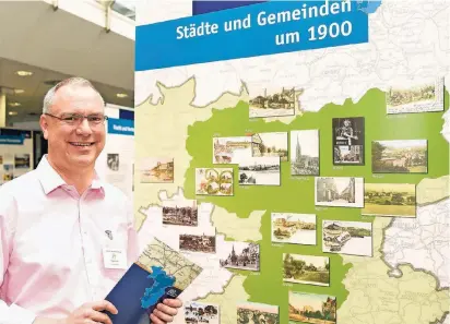  ?? RP-ARCHIVFOTO: DIE- ?? Kreisarchi­var Joachim SchulzHöne­rlage vor einer der Ausstellun­gstafeln zu 200 Jahren Kreis Mettmann.